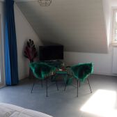 Woonslaapkamer met zithoek - Wohnschlafzimmer mit Sitzecke